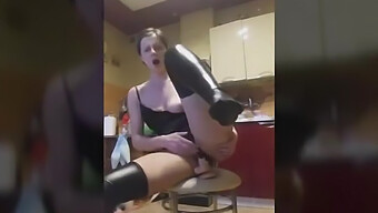 Ragazza Polacca Si Diverte A Cavalcare Un Dildo Su Una Sedia