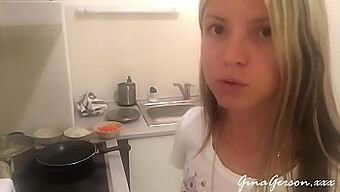 Den Unge Blonde Gina Gersons Matlagingsferdigheter Vises I En Russisk Borscht-Video.