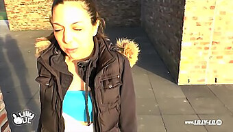 Lilly Lil Reçoit Une Éjaculation Interne D'Un Fan Dans Un Cadre Public