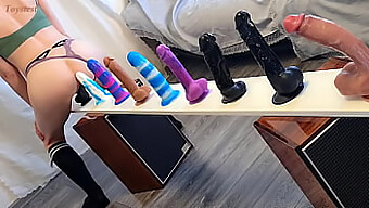 Una Teenager Amatoriale Cavalca Diversi Dildo Per Una Masturbazione Intensa