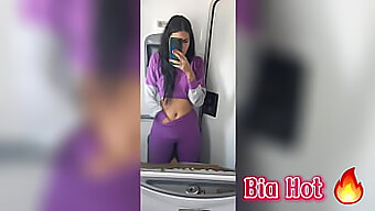 Bia Hot Se Pone Traviesa En El Baño De Un Autobús Público