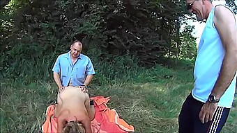 Suzie Sluts Reife Und Schlaffe Titten Auf Einem Feld Entblößt.