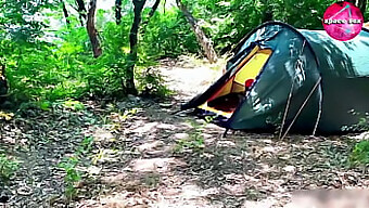 La Pillé Sola Y Dándose Placer Al Aire Libre.