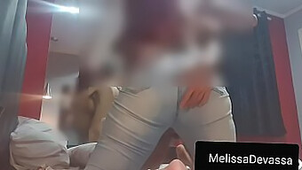 O Namorado De Melissa Devassa Não Consegue Resistir Ao Seu Jeans, Culminando Em Um Encontro Oral Quente E Um Clímax Intenso