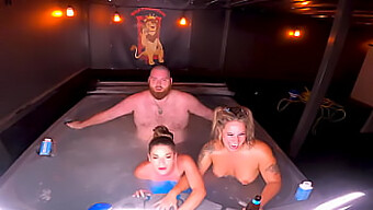 Trio Chaud Avec Kendra Heart Et Misty Meaner Dans Le Bain À Remous