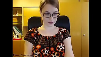 Guarda Una Sexy Ragazza Nerd Spogliarsi E Fare Il Tease In Webcam - Proxycams.Com