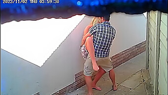 Video Făcut Acasă Cu Un Cuplu Care Face Sex Într-O Parcare De Restaurant Public