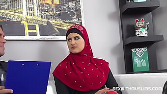 Una Milf Araba Con Un Hijab Riceve Una Bocca Piena Di Sborra