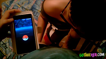 Pokemon Go Blowjob: Tonton Remaja Amatir Memberikan Blowjob