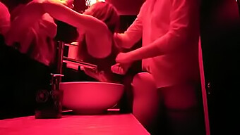 Vidéo Porno Avec Des Hommes Dans Les Toilettes D'Un Club