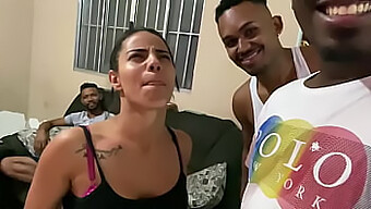 Madura Brasileira Ruivinha Em Ação Interracial Com Três Negros