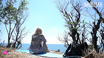 Bombshell Blonde Tertangkap Sedang Bersetubuh Di Pantai Dan Berakhir Dengan Mulut Penuh Air Mani