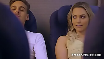 La Hermosa Y Linda Mia Malkova Cabalga A Una Vaquera En Un Avión