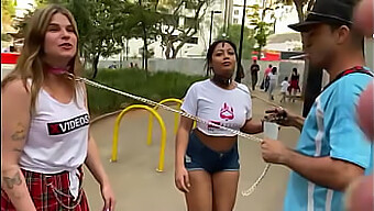 De Kinky Leiband Van Soraya En Samantha Lopen In Het Centrum Van Sao Paulo