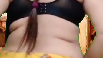 란제리를 입은 Milf가 손가락으로 자극을 받고 딜도를 사용합니다