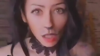 Cô Gái Có Hình Xăm Trong Trang Phục Halloween Khoe Vòng Ngực To Nhất Của Mình