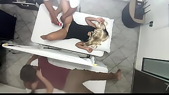 Un Fantastico Massaggio Medico Porta A Una Calda Condivisione Di Moglie Con Il Paziente In Un Video Hd