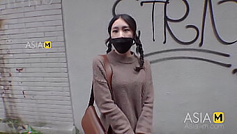 Video Hd Model Asia Menjilat Dan Menghisap Pada Kasut Bertumit Tinggi