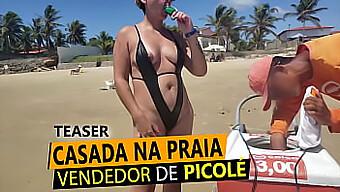 Szőke Feleség Tangában Élvezi A Strandolást A Popsicle Árusával