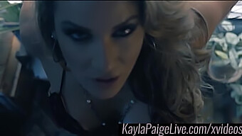 Kayla Paige的独奏会话:热辣的脱衣舞和强烈的自慰